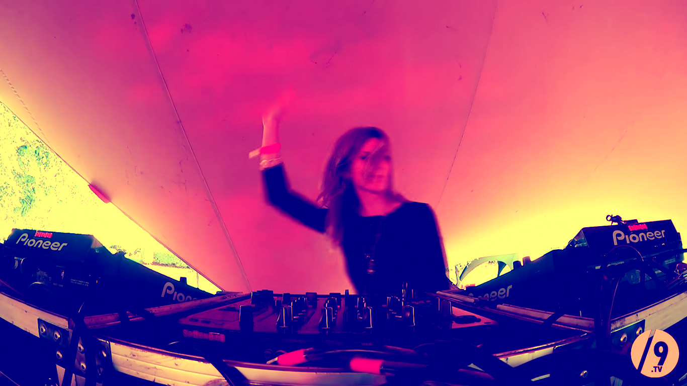 Alienna performing @ Vreugdedans 2015